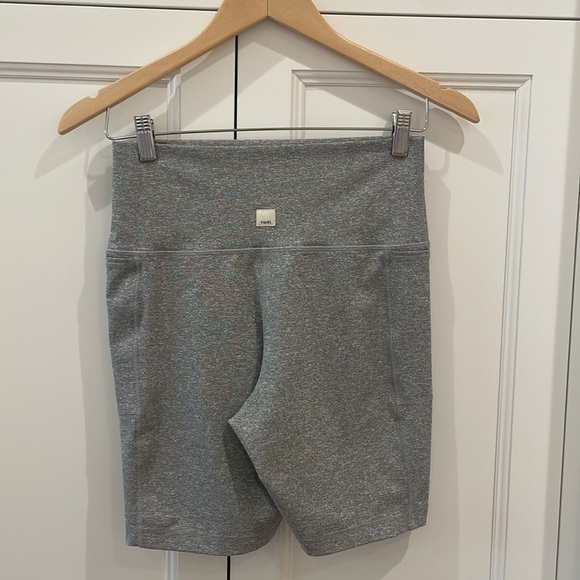 Vuori Gray Heathered Active Shorts—Pockets on sides—EXCELLENT Condition! - Picture 3 of 7